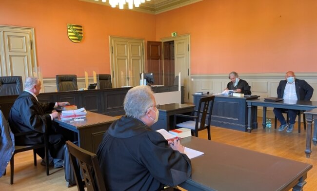 Im Berufungsverfahren gegen Tobias Bär (hinten rechts) am Landgericht Zwickau sind Verhandlungstermine bis Ende Juni angesetzt. 