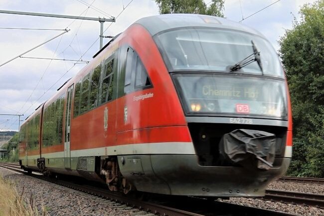 Prozess: Mann attackiert Polizisten in Erzgebirgsbahn - In der Erzgebirgsbahn schlug ein 38-Jähriger einen Polizeibeamten. 