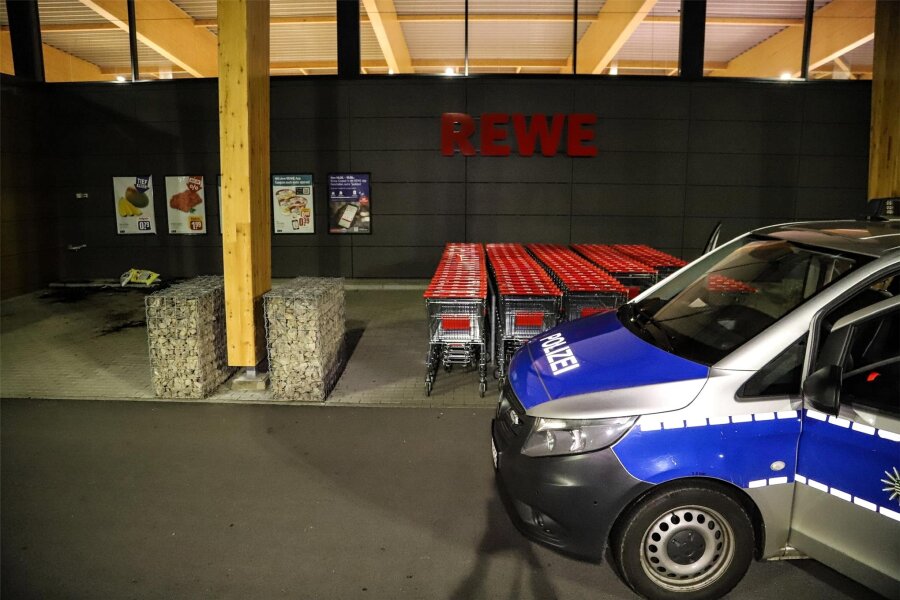 Prozess nach Kamikaze-Fahrt vor Rewe-Markt im Erzgebirge: Ladendiebin muss nicht ins Gefängnis - Beim Fluchtversuch war die Ladendiebin mit einem VW Passat an die Mauer des Supermarktes gefahren.