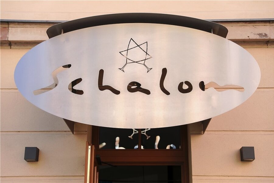 Prozess um Angriff auf jüdisches Restaurant Schalom in Chemnitz kurzfristig verschoben - Das jüdische Restaurant "Schalom" in Chemnitz. Im August 2018 wurde es wenige Stunden nach einer von Rechtsextremisten veranstalteten Kundgebung angegriffen, der Inhaber durch einen Steinwurf verletzt.
