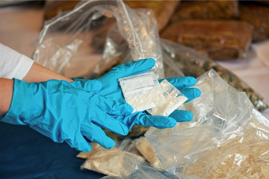 Prozess um einen der größten Drogendeals von Plauen: Angeklagter rastet nach dem Urteil aus - Immer wieder gelingt es der Polizei, illegale Drogen wie Crystal sicherzustellen. 