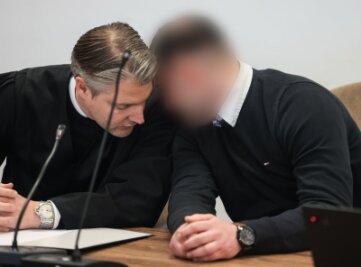 Prozess um mutmaßlichen Auftragsmord im Rockermilieu - Der Angeklagte (r) mit seinem Anwalt im  Kölner Landgericht.