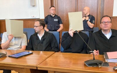 Prozess um Polizeischüsse: Angeklagter drückt Bedauern aus - Die angeklagten Polizeibeamten und ihre Verteidiger im Landgericht Dortmund.
