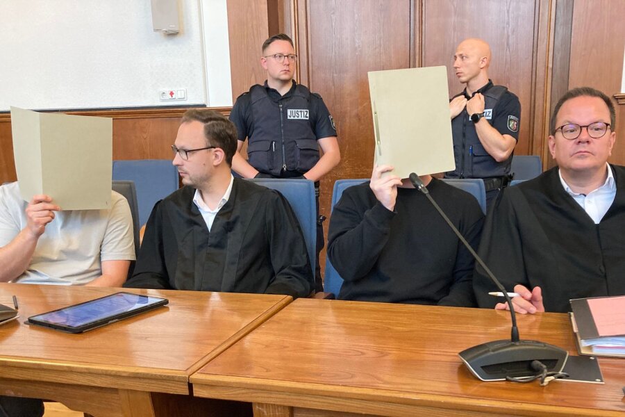 Prozess um Polizeischüsse: Angeklagter drückt Bedauern aus - Die angeklagten Polizeibeamten und ihre Verteidiger im Landgericht Dortmund.
