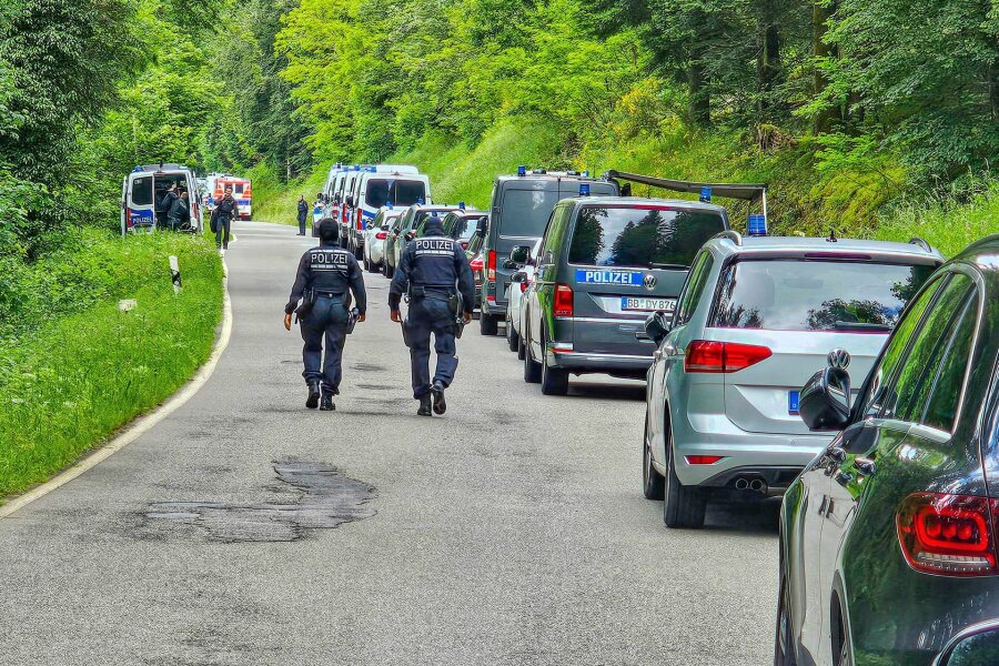 Prozess um "Reichsbürger"-Terrorgruppe fortgesetzt - Beamte der Polizei sind bei einer Durchsuchung eines Grundstücks am Ortsrand von Althengstett in Baden-Württemberg im Einsatz.
