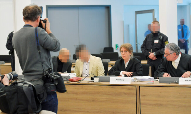 Der Angeklagte Alaa S. (2.v.l), der im Verdacht steht, an der tödlichen Messerattacke gegen Daniel H. in Chemnitz beteiligt gewesen zu sein, beim Prozess des Landgerichtes Chemnitz mit seinem Übersetzer und seinen Anwälten auf der Anklagebank.