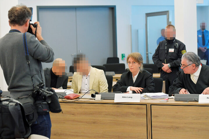 Der Angeklagte Alaa S. (2.v.l), der im Verdacht steht, an der tödlichen Messerattacke gegen Daniel H. in Chemnitz beteiligt gewesen zu sein, beim Prozess des Landgerichtes Chemnitz mit seinem Übersetzer und seinen Anwälten auf der Anklagebank.