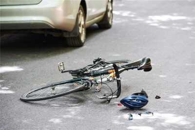 Prozess um toten Radfahrer in Chemnitz: Wie das Urteil lautet - Am 26. Juni 2022 passierte auf der Hofer Straße in Mittelbach ein Unfall, an dessen Folgen ein Radfahrer starb. Jetzt wurde wegen fahrlässiger Tötung verhandelt.