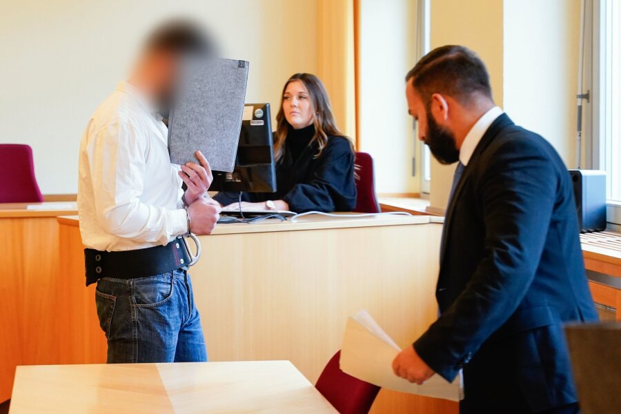 Prozess wegen Gefangenenbefreiung beginnt - Einer der Angeklagten im Verhandlungssaal des Amtsgerichts Ludwigshafen.