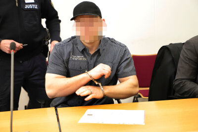 Prozess wegen Totschlags: Wurde Ex-Frau des Angeklagten bedroht? - Der Angeklagte aus dem Raum Flöha schwieg am Freitag vor Gericht, vermutlich weil er seine Kinder in Gefahr sieht.