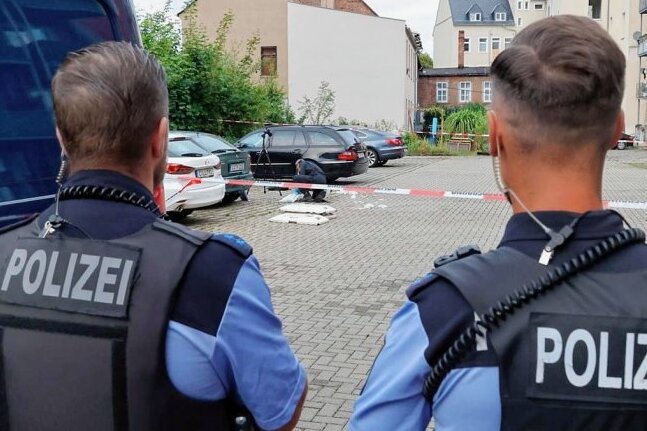 Prozess zu zweifachem Totschlag: Angeklagter griff Polizist an - Der Tatort: ein Hinterhof an der Reichenhainer Straße. Die Opfer standen zwischen zwei Autos und unterhielten sich, als ein Mann auf sie einstach.