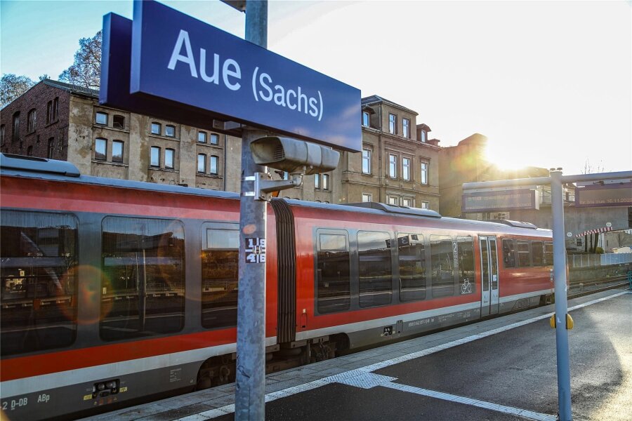 Prozess: Zugbegleiter der Erzgebirgsbahn bekommt Bierflasche auf  den Kopf geschlagen - Auf dem Auer Bahnhof kam es am 9. Juni 2022 zu einem Angriff auf einen Zugbegleiter der Erzgebirgsbahn.