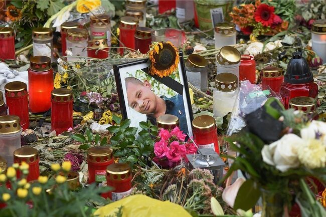 Am Tatort auf dem Fußweg an der Brückenstraße legten viele Menschen Blumen nieder. Mittlerweile befindet sich dort eine Gedenkplatte.