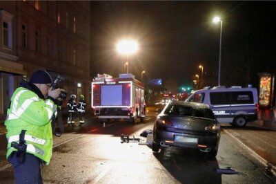 Prozessauftakt um tödlichen Unfall an der Georgstraße - Die junge Frau geriet unter einen Mazda, nachdem sie von einem anderen Auto umgefahren worden war. 