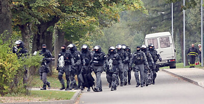 Prozessbeginn zu Ausschreitungen in Erstaufnahme Chemnitz-Ebersdorf - Die Polizei im Großeinsatz bei den Ausschreitungen von 2013