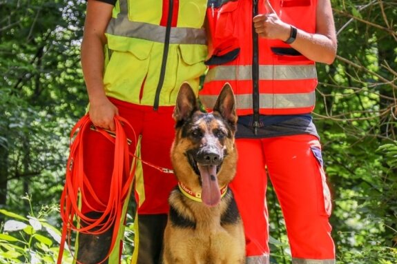 Prüfung bestanden: Hund Roland findet Person im Gebüsch - Hundeführerin Victoria Bergner (l.) mit DLRG-Rettungshund Roland jr. Böhm und Teamhelferin Lisette Sommer nach der bestandenen Prüfung. 