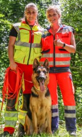 Prüfung bestanden: Hund Roland findet versteckte Person - Hundeführerin Victoria Bergner mit DLRG-Rettungshund Roland jr. Böhm und Teamhelferin Lisette Sommer (v.l.) nach der bestandenen Prüfung. 