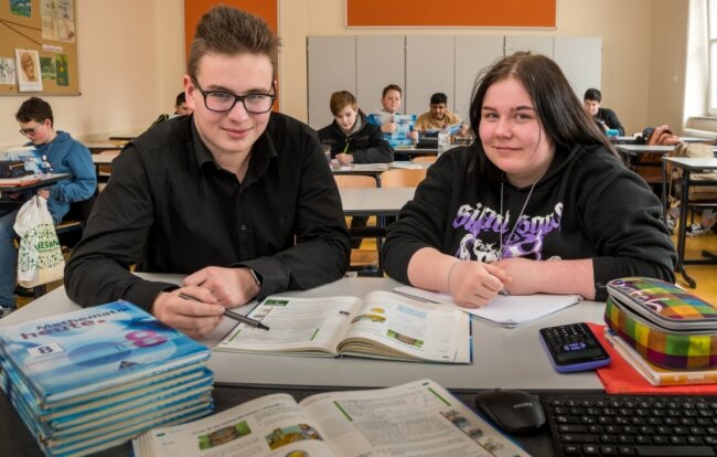 Prüfungen: Sind die Schüler fit für ihren Abschluss? - Schüler helfen Schülern: Dieses Konzept funktioniert auch an der Olbernhauer Oberschule. Luca Klaffenbach, der eine elfte Klasse am Gymnasium besucht, gibt Kimberly Zeitler Nachhilfe in Mathematik. 