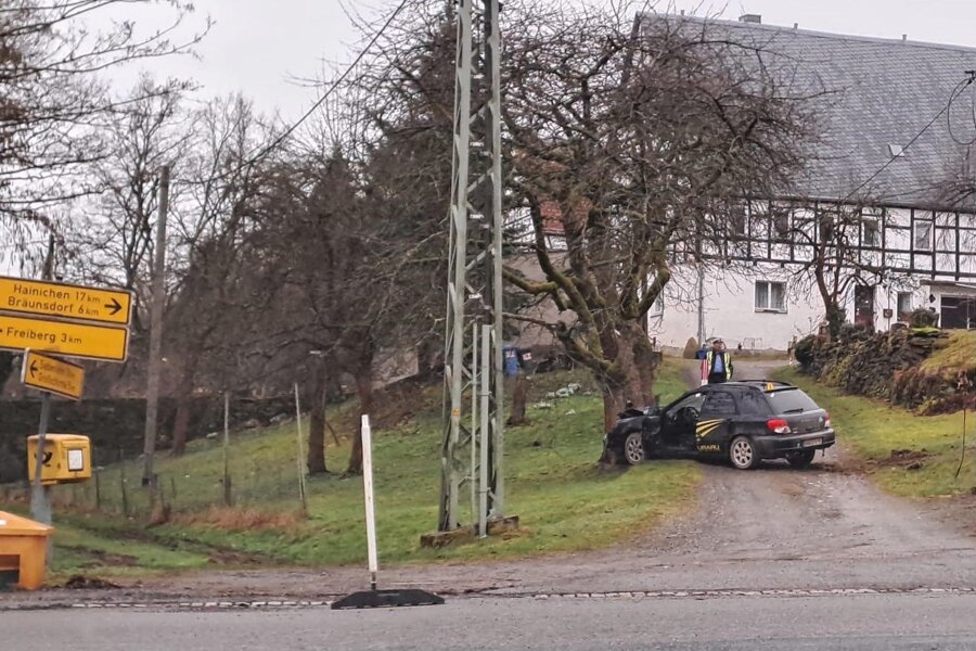 Prügelei und Verfolgungsjagd mit Crash bei Freiberg: Festgenommener wieder auf freiem Fuß - Nach einer Verfolgungsjagd mit der Polizei landete der schwarze Subaru am Baum nahe einer Kreuzung in Kleinwaltersdorf.