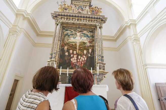 Prunk und Pracht im Schloss: Cranach-Altar in neuem Glanz - Wie ein Strudel soll das Gemälde auf Besucher wirken. Die Rottöne lenken demnach den Blick spiralförmig zum Jesus-Kreuz.