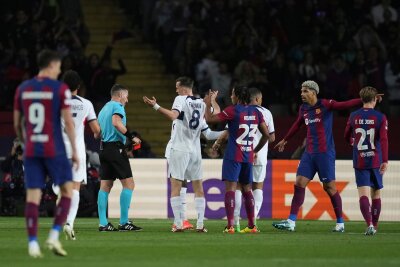 PSG-Comeback in Überzahl: 4:1-Sieg in Barcelona - Barcelonas Ronald Araujo (2.v.r) sah in der ersten Halbzeit nach einer Notbremse die Rote Karte.