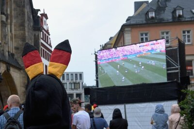 Public Viewing in Coronazeiten: Wie in Chemnitz bei der Fußball-EM mitgefiebert werden kann - Public Viewing in der Kneipenmeile 2018. Allzu große Veranstaltungen sind zur heute beginnenden Europameisterschaft nicht geplant. 