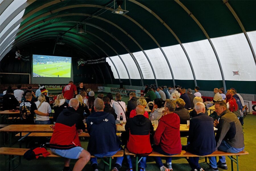 Public Viewing in Meerane: Trainingshalle verwandelt sich zur Fanmeile mit Platz für 300 Anhänger - Public Viewing beim Meeraner SV. Rund 110 Besucher verfolgten das Spiel zwischen Deutschland und Schottland in der Trainingshalle am Richard-Hofmann-Stadion.
