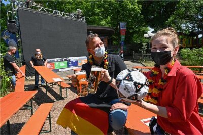 Public Viewing zur EM 2021: Wo was in der Region möglich ist - Bereit für die Fans: Im Biergarten des "Miramar" in Chemnitz waren André Gruhle und Ela Knöffel vor dem EM-Anpfiff in Fußballlaune. 