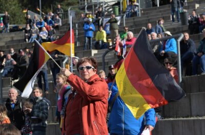 Publikum bejubelt die Springer des Sommer-Grand-Prix in Klingenthal - 
