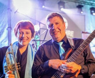 Publikum darf sich auf Debüts bei "Brass & Dance" freuen - Trompeterin Stefanie Klinger und Bassist Thomas Marschner von Brass 94 werden bei "Brass & Dance" im Volkshaus erstmals am Mikrofon zu erleben sein. 
