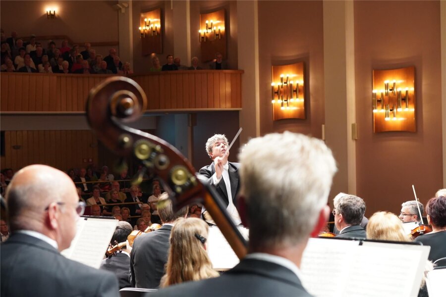 Publikum feiert in Reichenbach eine musikalische Entdeckung und würdigt einen letzten Auftritt mit großem Applaus - Dorian Keilhack bei seinem letzten Konzert als Dirigent der Vogtland Philharmonie am Mittwochabend im Neuberinhaus.
