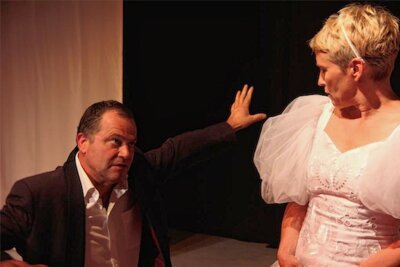 Publikum rührt Schauspielerin des Augustusburger Schlosstheaters zu Tränen - Szene aus "Glück - Le Bonheur" mit Anna Silke Röder und Andreas Unglaub. Foto: Ralph Röder