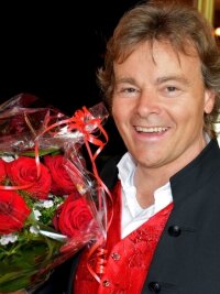Publikum singt lautstark mit - Rote Rosen für den Caruso der Berge: Rudy Giovannini begeisterte seine Zuhörer am Dienstag im Stollberger Bürgergarten. 