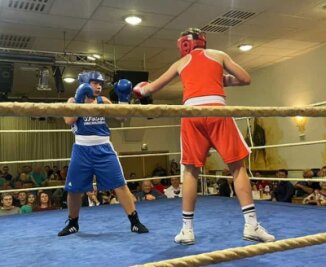 Publikum treibt VSV-Boxer zum Sieg - Der Klingenthaler Marlon Seidel (links) besiegte den weitaus größeren Maximov Anisimov aus Kamenz.