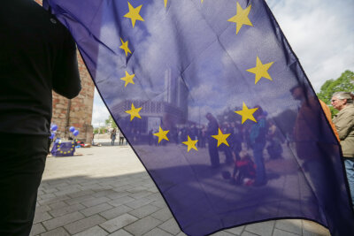 "Pulse of Europe"-Demonstration am Roten Turm in Chemnitz - Mit Fähnchen, blauen Luftballons und dem Singen der Europahymne haben heute Nachmittag rund 80 Menschen der Bewegung 'Pulse of Europe' vor dem Roten Turm demonstriert.