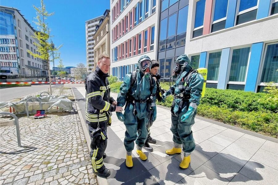 Pulverfunde in Chemnitzer Behörden: Polizei nennt Details - Chemiefachmänner in Schutzanzügen überprüften die aufgefundene Substanz im Technischen Rathaus. 