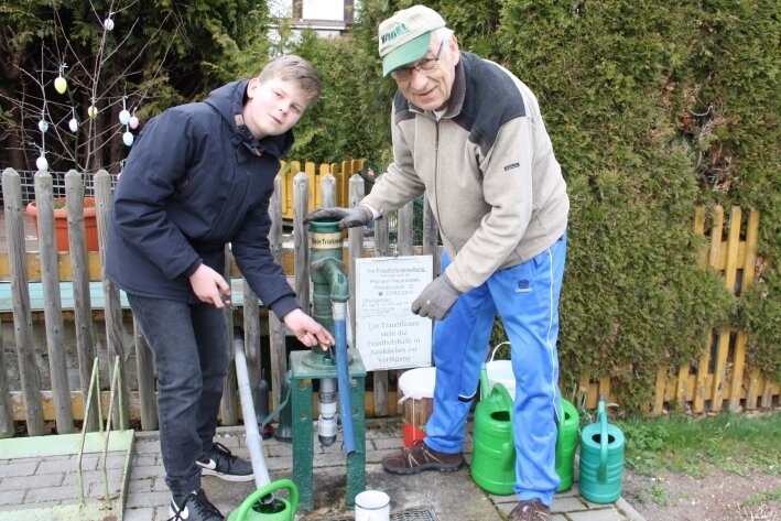 Pumpenbauer sind aktiv - Gottfried Armoneit und sein 13-jähriger Enkel Finley