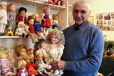 Puppen aus Rodewisch sind Herzstück von Rothenkirchener Weihnachtsschau - Erstmalig zeigt Ortschronist Günter Bäuerle in seiner Weihnachtsausstellung eine Puppensammlung. 