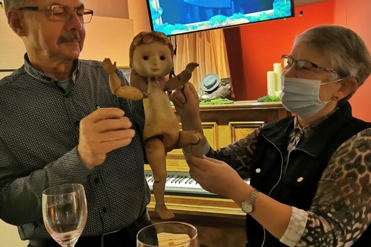 Die Zwickauer Ulrike und Rüdiger Bruntsch konnten beim ersten "Magischen Samstag" auch mit der Puppe "Junge" spielen, die sie zuvor im Puppenspiel "Was macht man mit einem Problem" erlebt haben. 