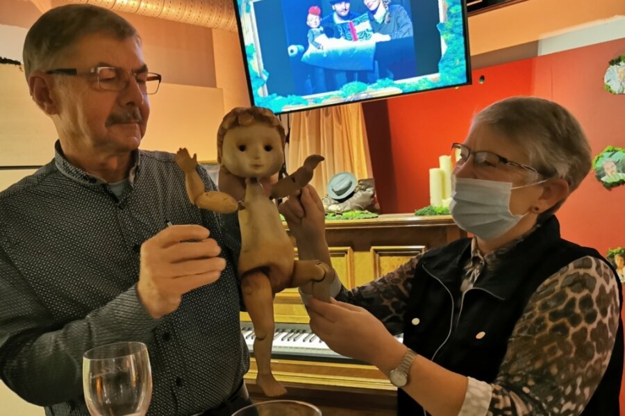 Puppen lassen Theaterbesuch regelrecht magisch werden - Die Zwickauer Ulrike und Rüdiger Bruntsch konnten beim ersten "Magischen Samstag" auch mit der Puppe "Junge" spielen, die sie zuvor im Puppenspiel "Was macht man mit einem Problem" erlebt haben. 