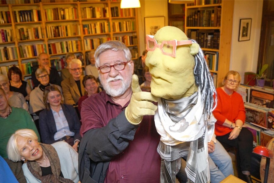 Puppen-Schulze präsentiert neues Buch in Burgstädt - Der langjährige Leiter des Puppentheaters Zwickau, Heinrich Schulze, bei einer Buchlesung in Plauen.