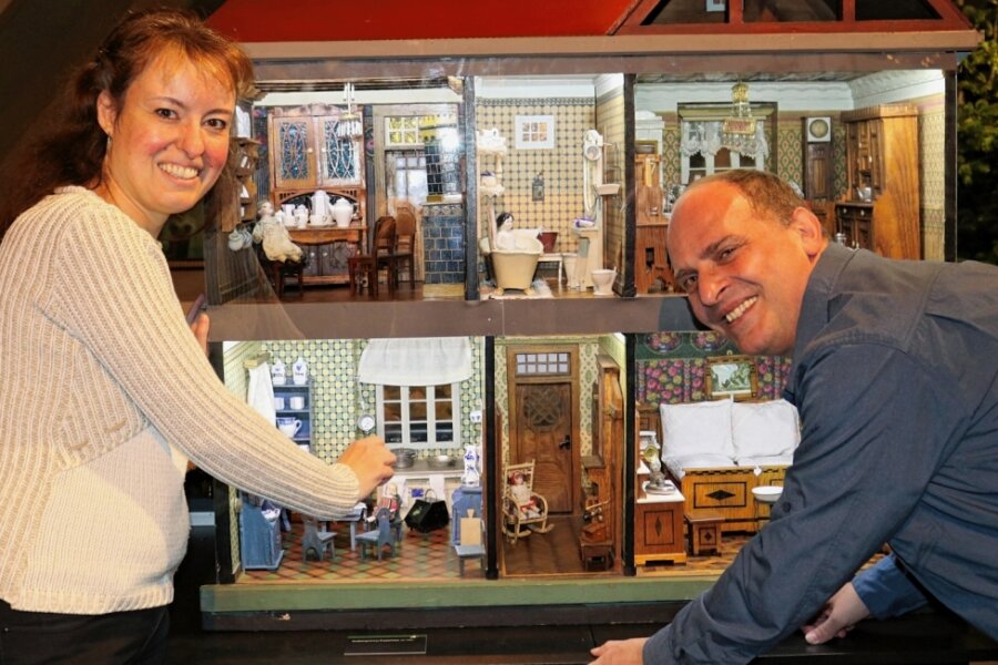 Puppen und Puppenküchen in Zwickau zu sehen - Museumsleiterin Alexandra Hortenbach und Museumsmitarbeiter Daniel Jakob freuen sich auf zahlreiche Besucher. 