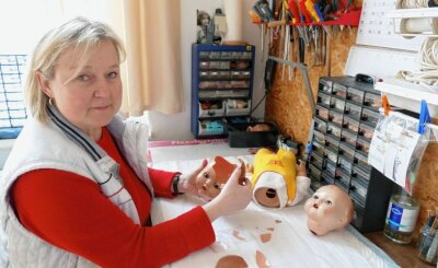 Puppenklinik zieht nach Gelenau um - In ihrer Puppenklinik, die sich nun im Depot Pohl-Ströher befindet, kümmert sich Myriam Richter um vielerlei Probleme ihrer "Patienten". Neben der Werkstatt gehört dazu auch ein großes Lager mit Ersatzteilen. 