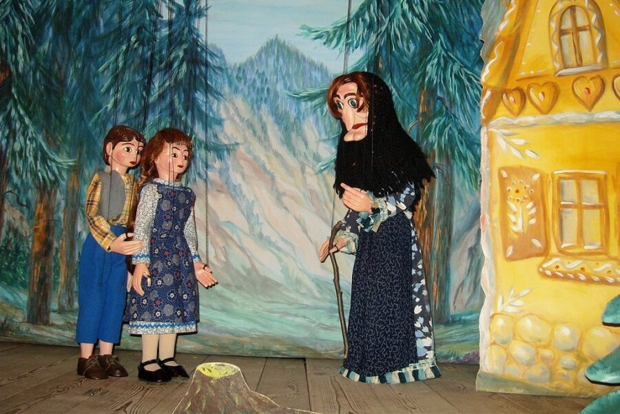 Szenenbild aus dem bekannten Märchen "Hänsel und Gretel" des Traditionellen Marionettentheaters Dombrowsky aus Engertsdorf. Es ist am Mittwoch auf Burg Mylau zu sehen. 