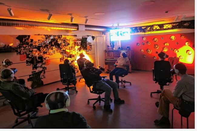 Puppentheater mit VR-Brille: Softwarefirma aus Königshain macht es möglich - Völlig eingetaucht in die VR-Welt: Das Publikum beim Stück "Die Goldgräber" im Foyer des Puppentheaters Zwickau. An der Verwirklichung des Stückes hat die Softwareschmiede Vrendex aus Königshain mitgewirkt. 