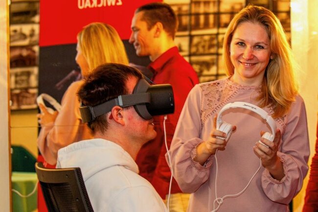 Puppentheater Zwickau erobert mit 360° Virtual Puppetry die Weltbühne - Monika Gerboc ist stolz, dass ihr Team zum internationalen Theaterfestival eingeladen worden ist.