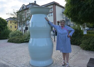 Purple Path: Porzellan-Skulpturen von Uli Aigner in Lößnitz eingeweiht - Uli Aigners Porzellan-Installation in Lößnitz wirkt auf den ersten Blick minimalistisch, soll auf den zweiten Blick aber etwas über die Geschichte des Erzgebirges erzählen - es geht um die Förderung von Kaolin. 