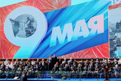 Putin deutet Krieg in Abwehrkampf um - Präsident Wladimir Putin spricht am "Tag des Sieges" über Hitler-Deutschland auf dem Roten Platz in Moskau vor Militärangehörigen und Veteranen. Flugzeuge und Panzer waren bei der Parade diesmal nicht dabei. 