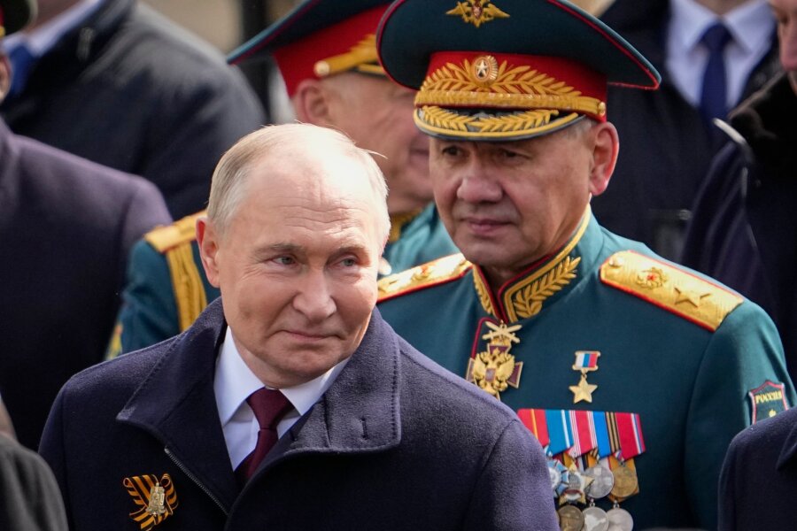 Putin entlässt Verteidigungsminister Schoigu - Der russische Präsident Wladimir Putin (l) hat Sergej Schoigu als Verteidigungsminister entlassen.