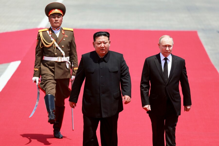 Putin in Nordkorea: Vertrag über strategische Partnerschaft - Russlands Präsident Wladimir Putin (r) und Nordkoreas Machthaber Kim Jong Un wollen ihr Partnerschaft stärken.